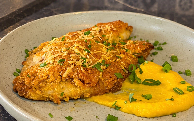 Tilápia em crosta de parmesão com purê de abóbora